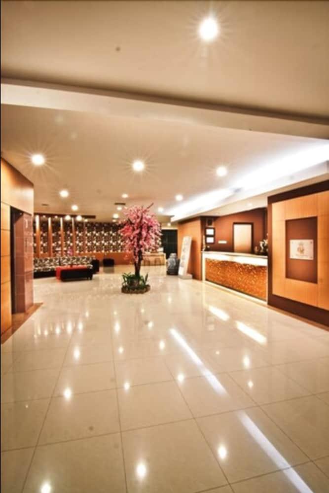 Parkside Mandarin Hotel Pekalongan Esterno foto